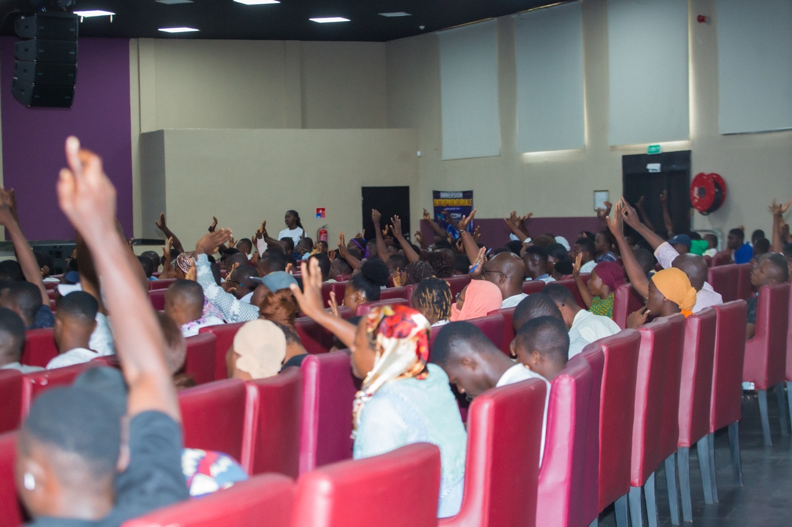 Participants levant la main pendant une conférence