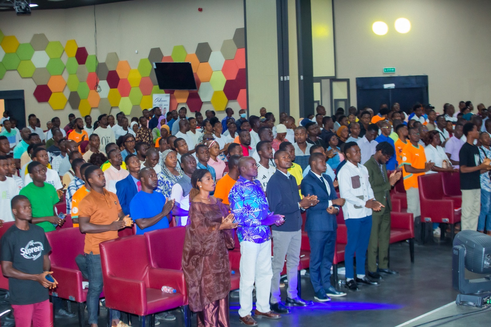 Participants réunis dans la salle de conférence